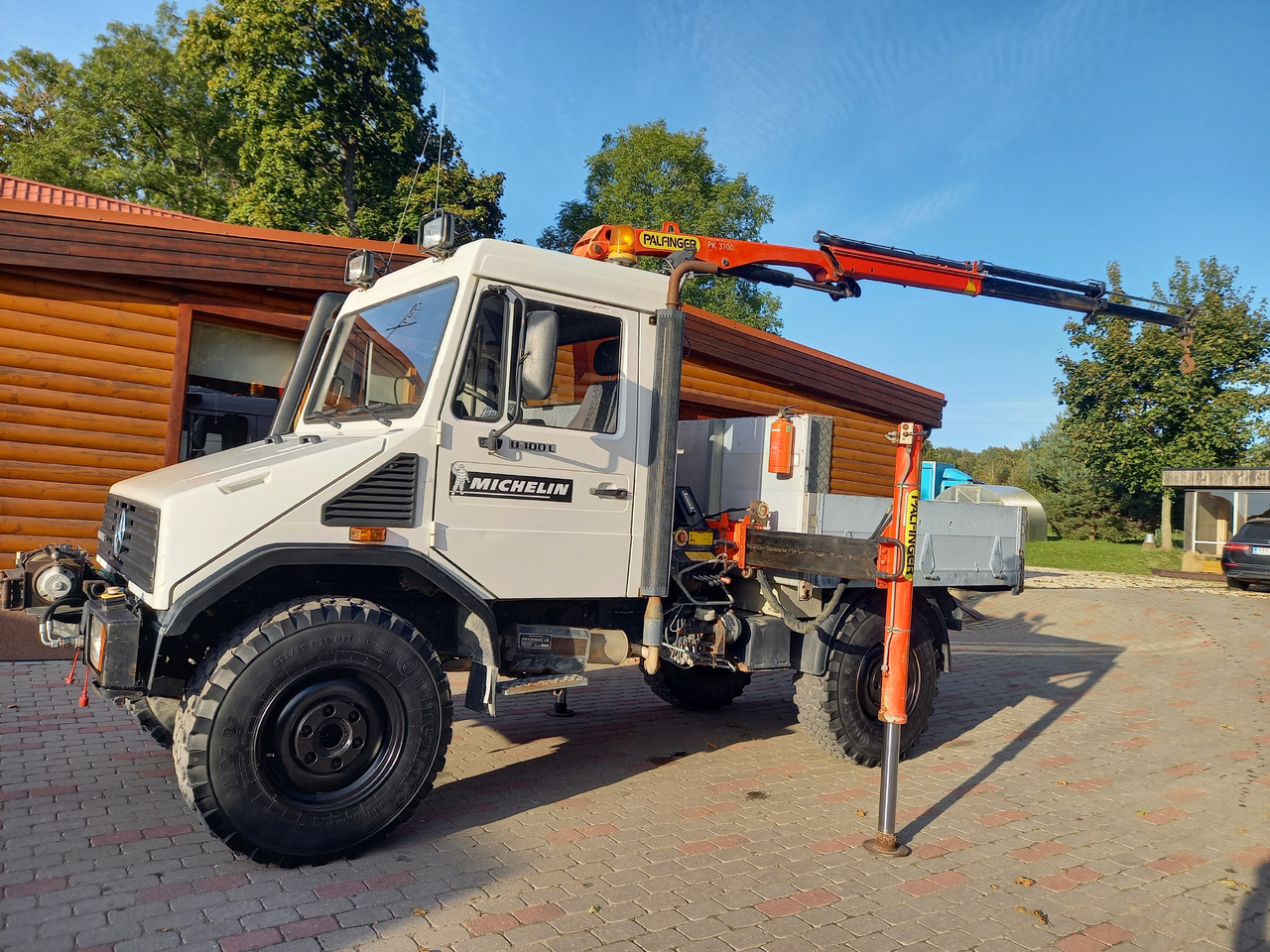 UNIMOG U100L - Камион со кран: слика 1 UNIMOG U100L - Камион со кран: слика 1