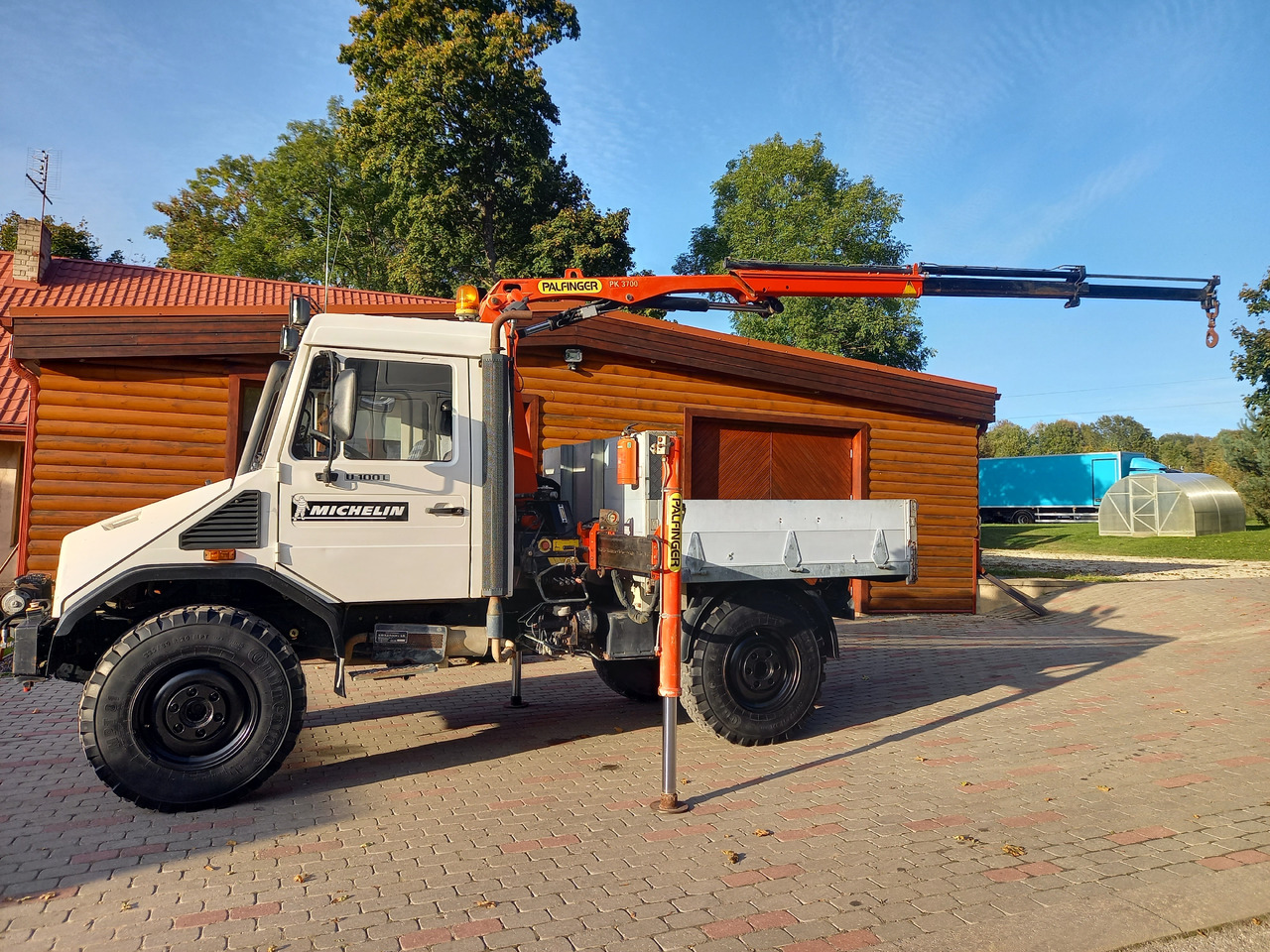 UNIMOG U100L - Камион со кран: слика 2 UNIMOG U100L - Камион со кран: слика 2
