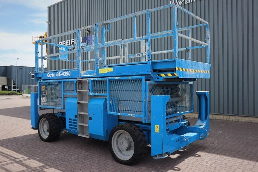Лизинг на Genie GS4390 Diesel, 4x4 Drive, 15.11m Working Height 68  Genie GS4390 Diesel, 4x4 Drive, 15.11m Working Height 68: слика 6