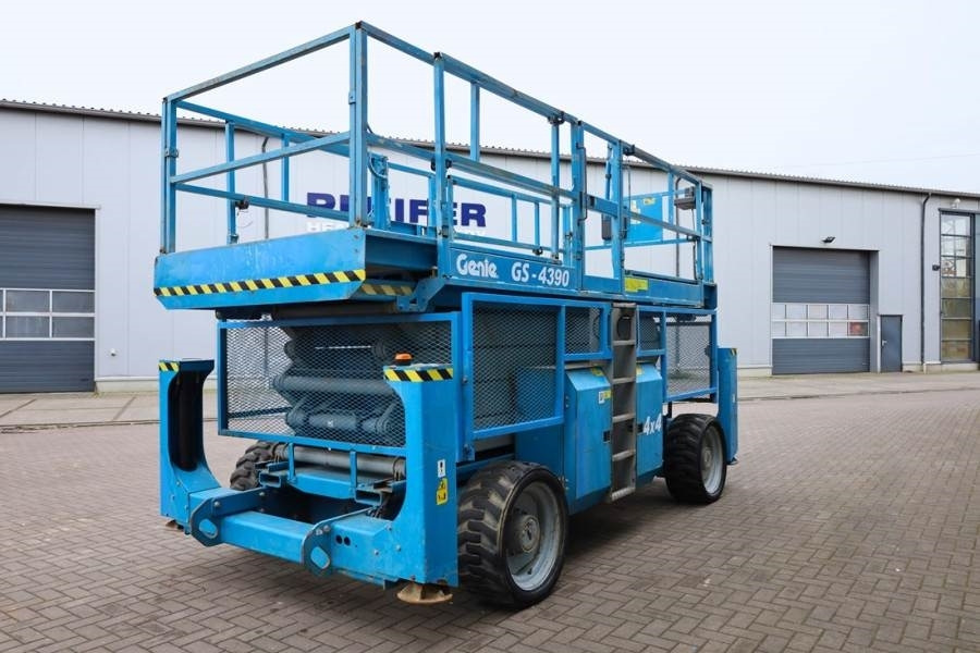 Genie GS4390 Diesel, 4x4 Drive, 15m Working Height, 680k - Кревач ножица: слика 2 Genie GS4390 Diesel, 4x4 Drive, 15m Working Height, 680k - Кревач ножица: слика 2