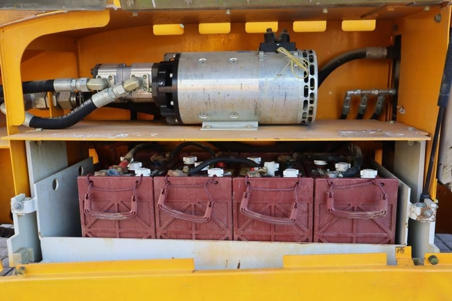 Haulotte Compact 12RTE Electric, 12m Working Height, 450kg - Кревач ножица: слика 4 Haulotte Compact 12RTE Electric, 12m Working Height, 450kg - Кревач ножица: слика 4