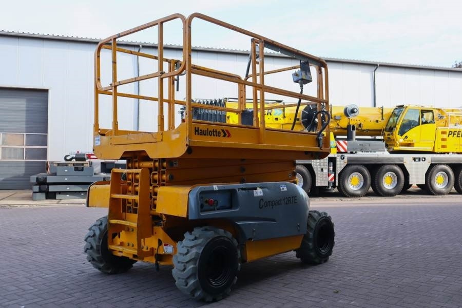 Haulotte Compact 12RTE Electric, 12m Working Height, 450kg - Кревач ножица: слика 2 Haulotte Compact 12RTE Electric, 12m Working Height, 450kg - Кревач ножица: слика 2