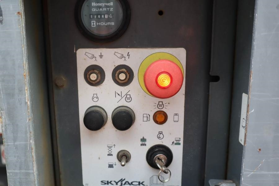 SkyJack SJ6826 Diesel, 4x4 Drive, 10m Working Height, 567k - Кревач ножица: слика 3 SkyJack SJ6826 Diesel, 4x4 Drive, 10m Working Height, 567k - Кревач ножица: слика 3
