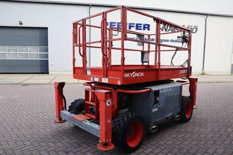 SkyJack SJ6826 Diesel, 4x4 Drive, 10m Working Height, 567k - Кревач ножица: слика 2 SkyJack SJ6826 Diesel, 4x4 Drive, 10m Working Height, 567k - Кревач ножица: слика 2
