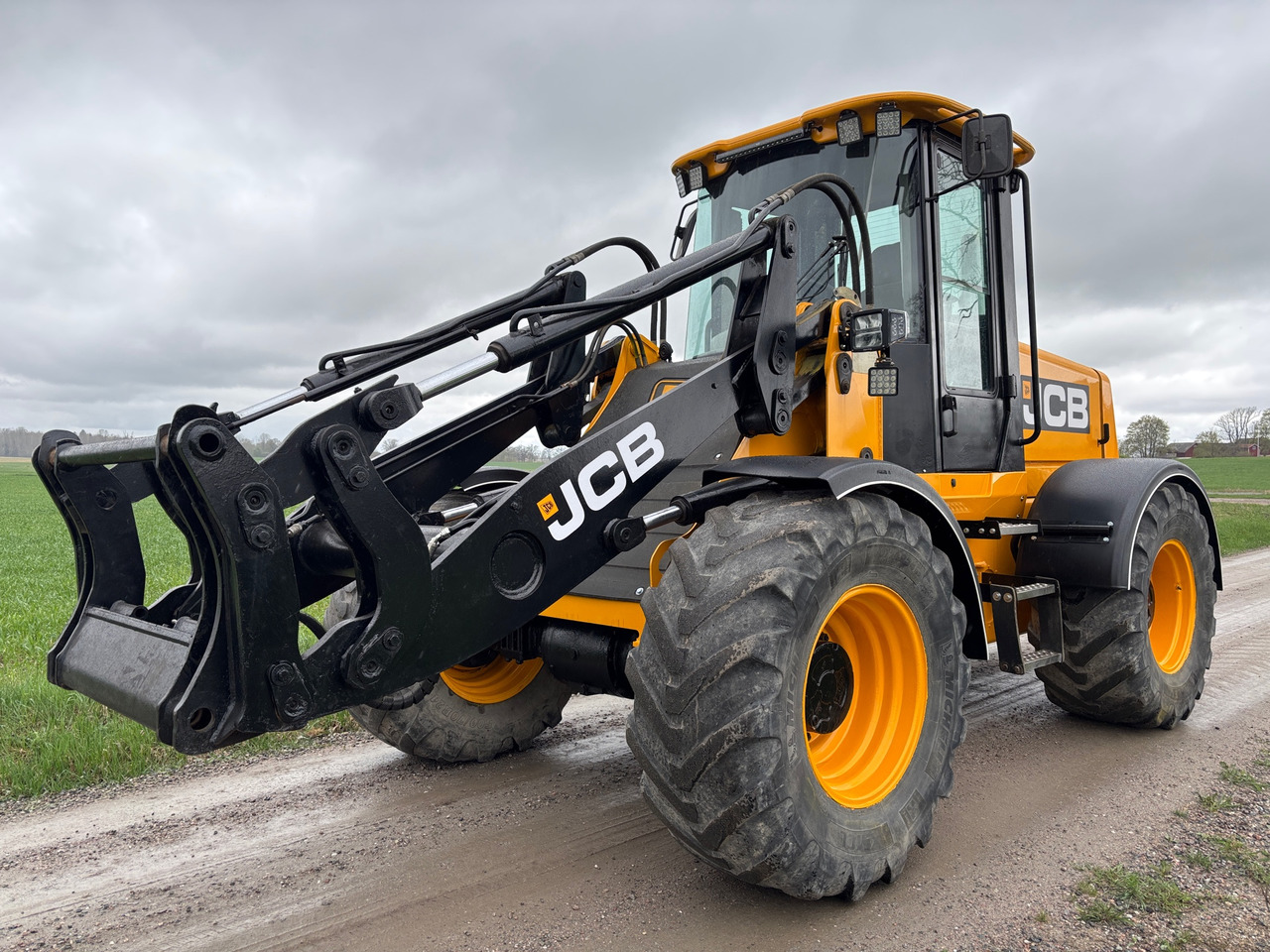 JCB 412 - Натоварувач на тркала: слика 1 JCB 412 - Натоварувач на тркала: слика 1