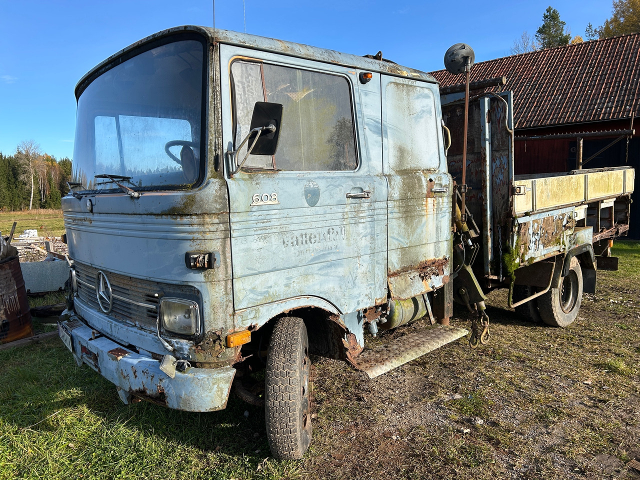 Mercedes-Benz 608 - Камион со кран: слика 1 Mercedes-Benz 608 - Камион со кран: слика 1