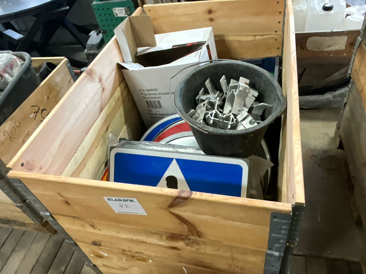 Parti med vägskyltar och hållare - Градежна опрема: слика 1 Parti med vägskyltar och hållare - Градежна опрема: слика 1