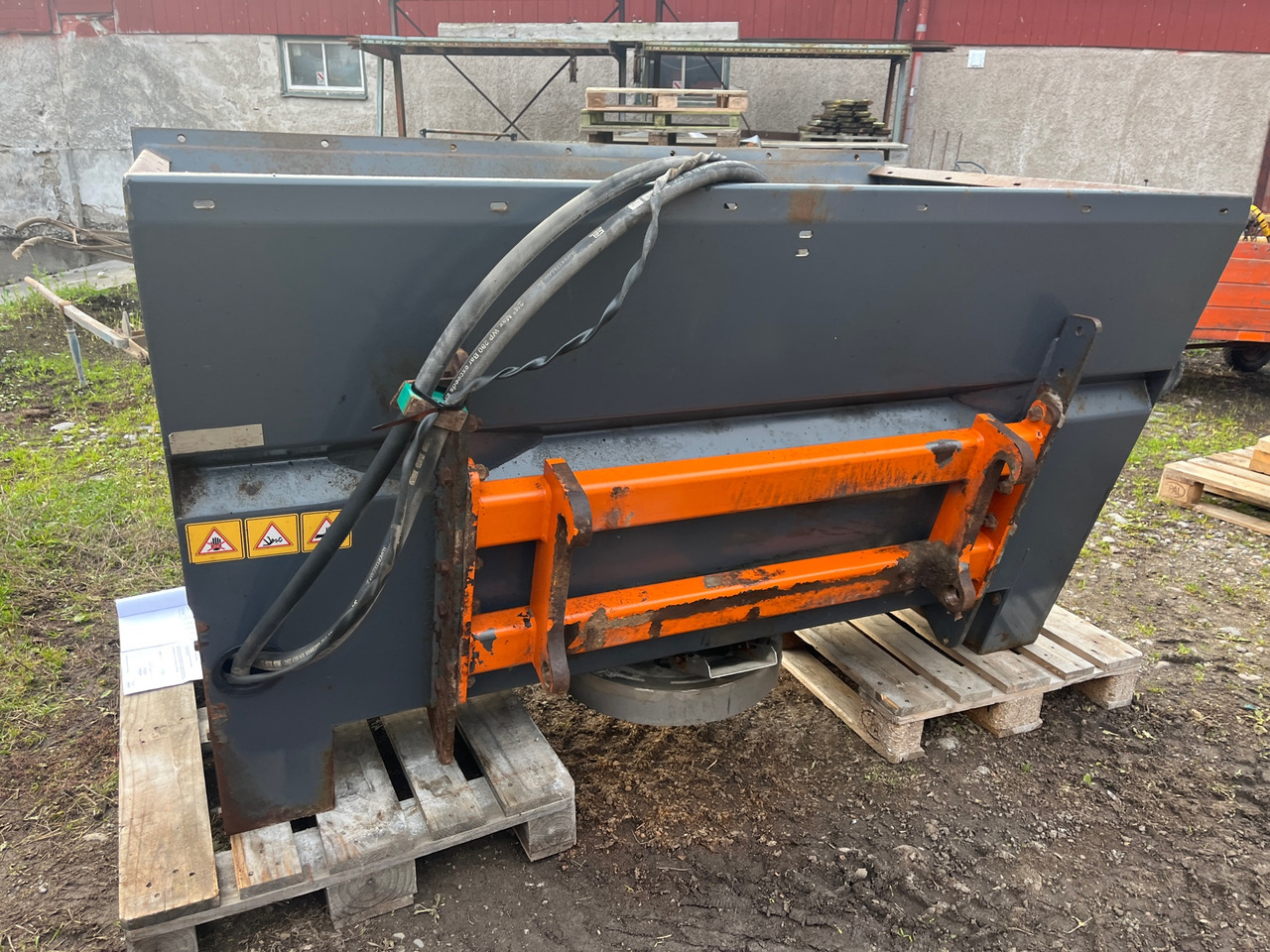 Serco Vilho 1500 LKS - Распрскувач на песок/ Сол: слика 1 Serco Vilho 1500 LKS - Распрскувач на песок/ Сол: слика 1