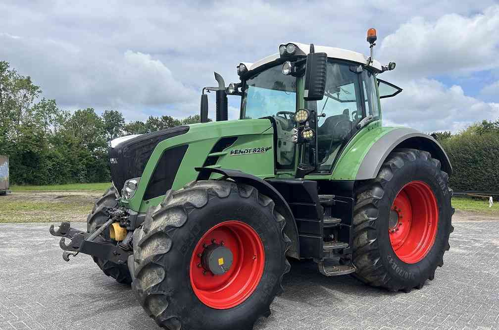 Fendt 828 vario profi scr - Трактор: слика 1 Fendt 828 vario profi scr - Трактор: слика 1