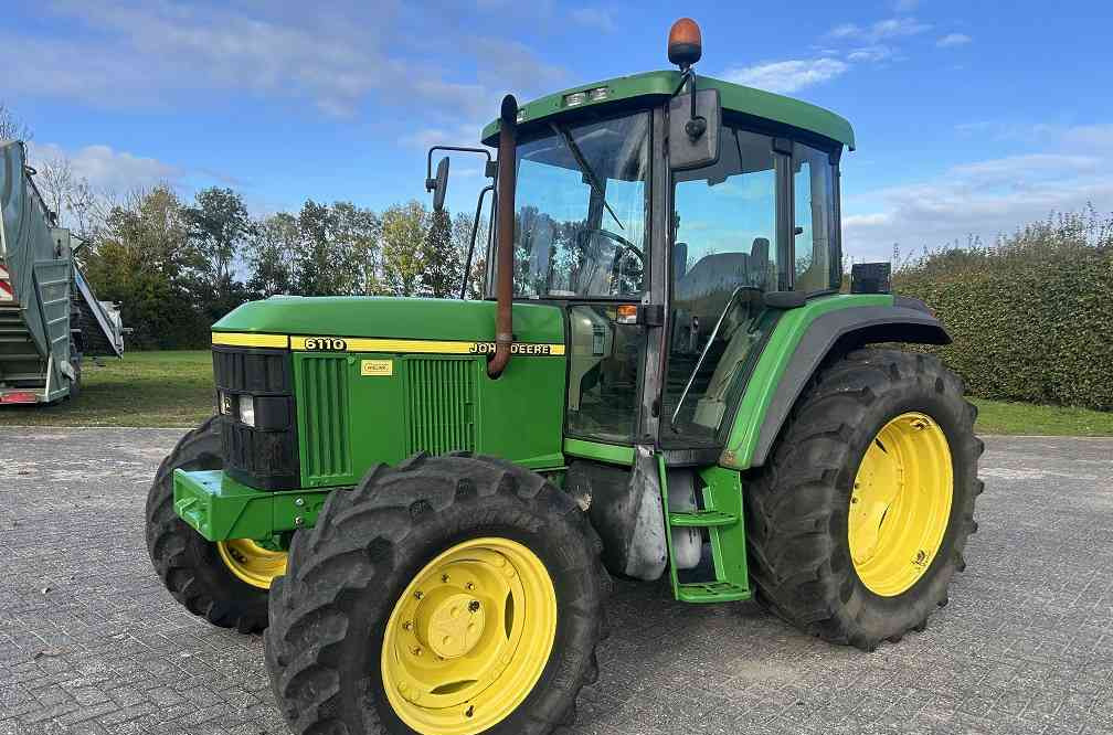 John Deere 6110 - Трактор: слика 1 John Deere 6110 - Трактор: слика 1