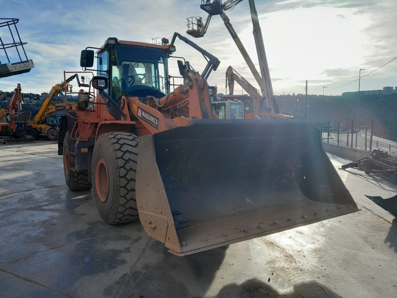 DOOSAN DL300 L/AUX - Натоварувач на тркала: слика 2 DOOSAN DL300 L/AUX - Натоварувач на тркала: слика 2