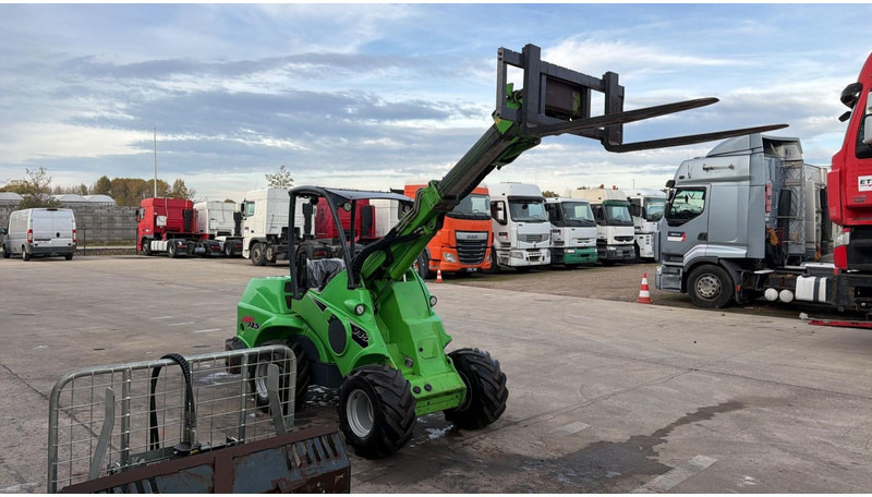 Avant 745 TDL (BELGIAN MACHINE / TOP CONDITION / 4X4 OPTIDRIVE / INCL ATTACHMENTS) - Компактен натоварувач со гасеници: слика 2 Avant 745 TDL (BELGIAN MACHINE / TOP CONDITION / 4X4 OPTIDRIVE / INCL ATTACHMENTS) - Компактен натоварувач со гасеници: слика 2