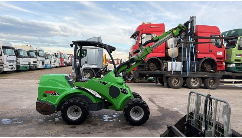 Avant 745 TDL (BELGIAN MACHINE / TOP CONDITION / 4X4 OPTIDRIVE / INCL ATTACHMENTS) - Компактен натоварувач со гасеници: слика 4 Avant 745 TDL (BELGIAN MACHINE / TOP CONDITION / 4X4 OPTIDRIVE / INCL ATTACHMENTS) - Компактен натоварувач со гасеници: слика 4