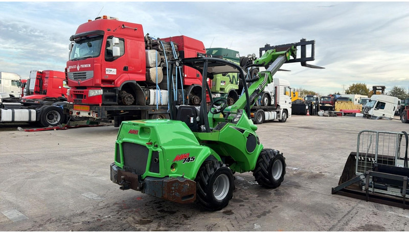 Avant 745 TDL (BELGIAN MACHINE / TOP CONDITION / 4X4 OPTIDRIVE / INCL ATTACHMENTS) - Компактен натоварувач со гасеници: слика 5 Avant 745 TDL (BELGIAN MACHINE / TOP CONDITION / 4X4 OPTIDRIVE / INCL ATTACHMENTS) - Компактен натоварувач со гасеници: слика 5