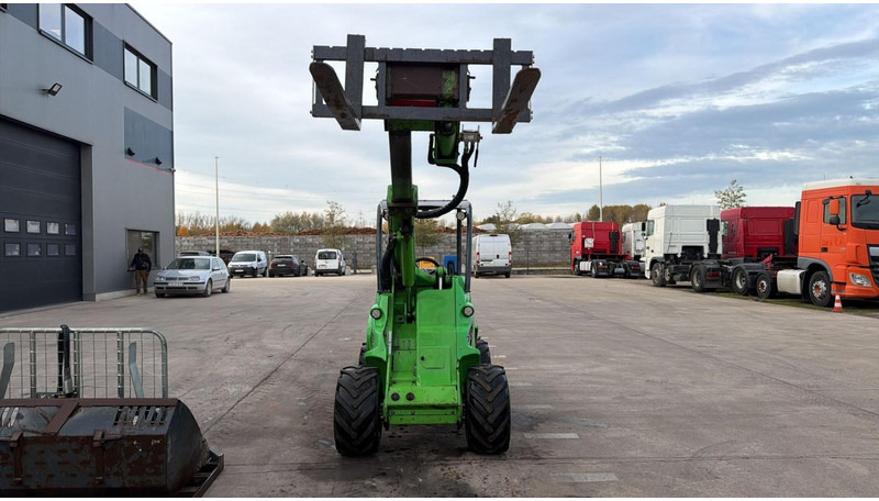 Avant 745 TDL (BELGIAN MACHINE / TOP CONDITION / 4X4 OPTIDRIVE / INCL ATTACHMENTS) - Компактен натоварувач со гасеници: слика 3 Avant 745 TDL (BELGIAN MACHINE / TOP CONDITION / 4X4 OPTIDRIVE / INCL ATTACHMENTS) - Компактен натоварувач со гасеници: слика 3