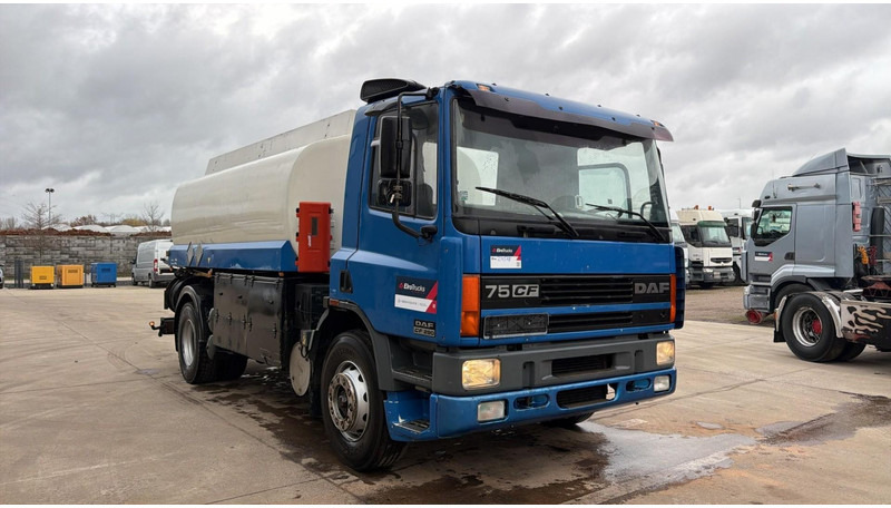 DAF CF 75.290 (15000L / 2 COMPARTIMENTS / MANUAL PUMP / EURO 2 / MANUAL GEARBOX) - Камион цистерна: слика 2 DAF CF 75.290 (15000L / 2 COMPARTIMENTS / MANUAL PUMP / EURO 2 / MANUAL GEARBOX) - Камион цистерна: слика 2