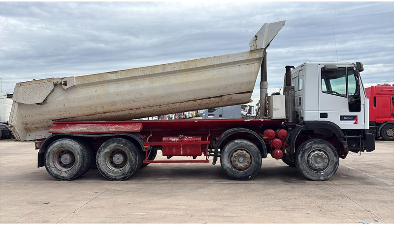 Iveco EUROTRAKKER 320 E 35 (GRAND PONT / LAMES / POMPE MANUELLE / 8X4 / CURSOR 8) - Кипер: слика 4 Iveco EUROTRAKKER 320 E 35 (GRAND PONT / LAMES / POMPE MANUELLE / 8X4 / CURSOR 8) - Кипер: слика 4