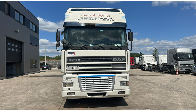 DAF 95 XF 380 (BOITE MANUELLE / EURO 3 / MANUAL GEARBOX / TRES BONNE ETAT) - Камион влекач: слика 2 DAF 95 XF 380 (BOITE MANUELLE / EURO 3 / MANUAL GEARBOX / TRES BONNE ETAT) - Камион влекач: слика 2