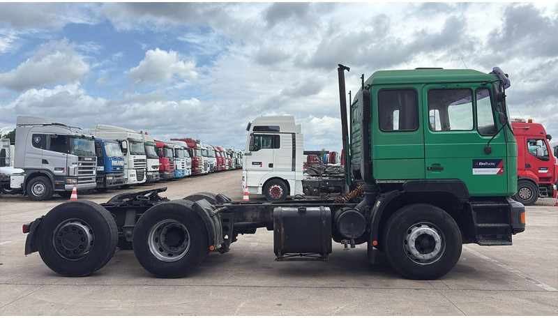 MAN 25.372 (6X2 / MANUAL PUMP / POMPE MANUELLE / 8 TYRES / 6 CYLINDERS) - Камион влекач: слика 4 MAN 25.372 (6X2 / MANUAL PUMP / POMPE MANUELLE / 8 TYRES / 6 CYLINDERS) - Камион влекач: слика 4