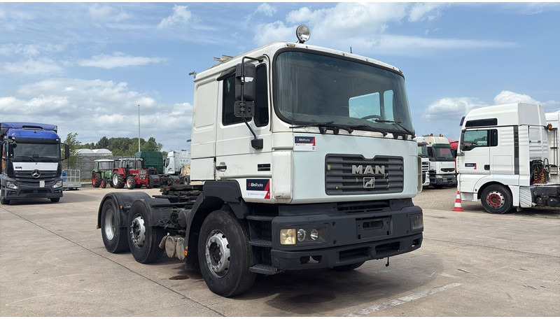 MAN 25.403 (6X2 / 6 CYLINDER / EURO 2 / MANUAL GEARBOX / 8 TYRES) - Камион влекач: слика 2 MAN 25.403 (6X2 / 6 CYLINDER / EURO 2 / MANUAL GEARBOX / 8 TYRES) - Камион влекач: слика 2