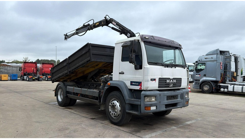 MAN LE 250 (MANUAL PUMP / MANUAL GEARBOX / TIPPER + CRANE / GOOD CONDITION) - Кипер, Камион со кран: слика 3 MAN LE 250 (MANUAL PUMP / MANUAL GEARBOX / TIPPER + CRANE / GOOD CONDITION) - Кипер, Камион со кран: слика 3