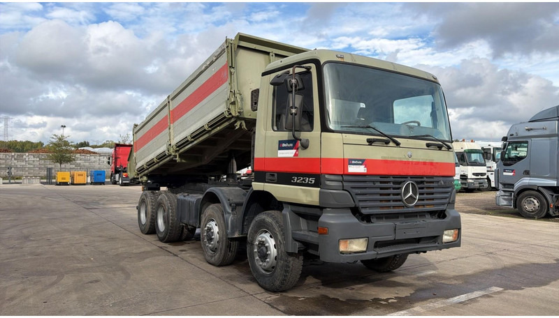 Mercedes-Benz Actros 3235 (EPS / LAMES / GRAND PONT / STEEL SUSP. / 3 PEDALES / MP1) - Кипер: слика 3 Mercedes-Benz Actros 3235 (EPS / LAMES / GRAND PONT / STEEL SUSP. / 3 PEDALES / MP1) - Кипер: слика 3