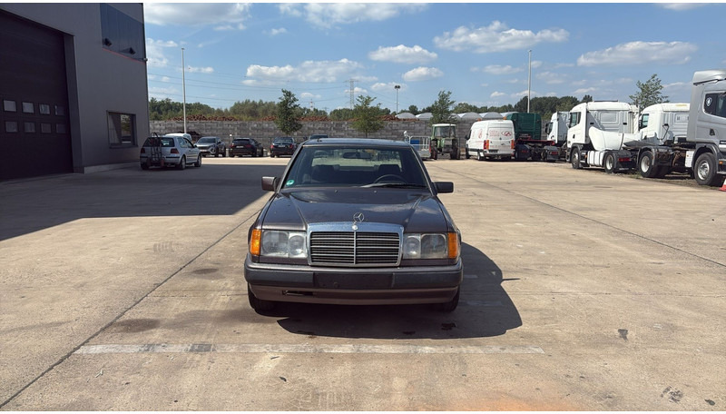 Mercedes-Benz E-Klasse 200 (GERMAN CAR / VOITURE D'ALLEMAGNE / ESSENCE / PETROL / MANUAL) - Седан: слика 2 Mercedes-Benz E-Klasse 200 (GERMAN CAR / VOITURE D'ALLEMAGNE / ESSENCE / PETROL / MANUAL) - Седан: слика 2