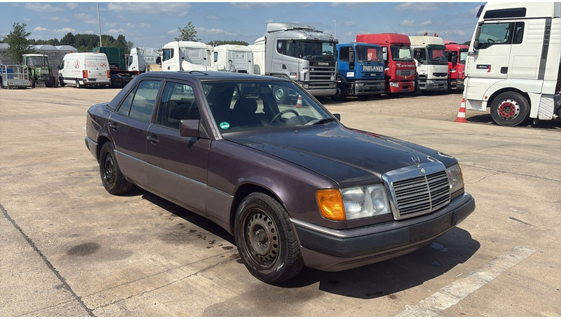 Mercedes-Benz E-Klasse 200 (GERMAN CAR / VOITURE D'ALLEMAGNE / ESSENCE / PETROL / MANUAL) - Седан: слика 3 Mercedes-Benz E-Klasse 200 (GERMAN CAR / VOITURE D'ALLEMAGNE / ESSENCE / PETROL / MANUAL) - Седан: слика 3