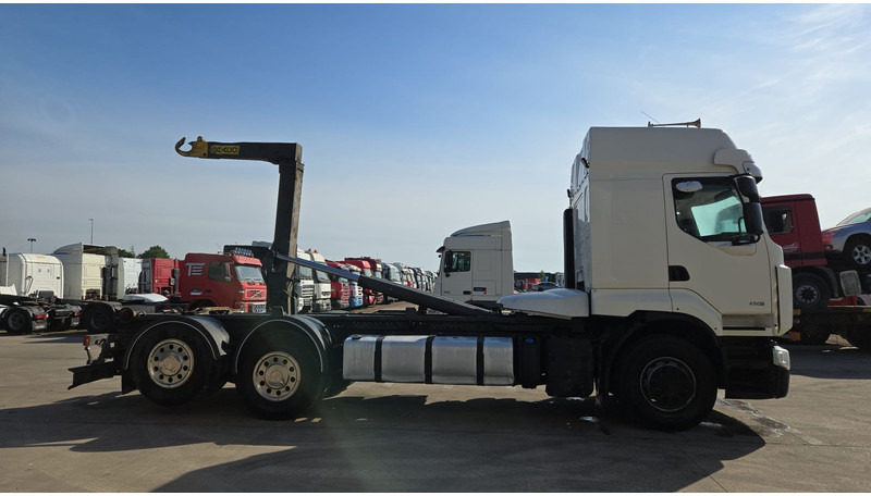 Renault Premium 450 DXI (BOITE MANUELLE / MANUAL GEARBOX / 6X2 / LAMES DEVANT) - Камион со кабинска шасија: слика 4 Renault Premium 450 DXI (BOITE MANUELLE / MANUAL GEARBOX / 6X2 / LAMES DEVANT) - Камион со кабинска шасија: слика 4