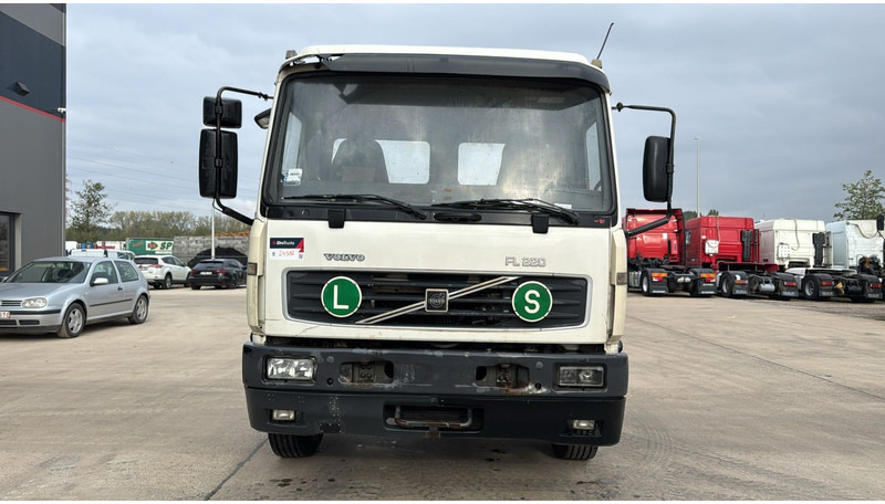 Volvo FL 220 (FULL STEEL SUSP. / 10 BOLTS / 18 TONS / VERY CLEAN CHASSIS !!! / CHASSIS 5.50M LENGHT) - Камион со кабинска шасија: слика 2 Volvo FL 220 (FULL STEEL SUSP. / 10 BOLTS / 18 TONS / VERY CLEAN CHASSIS !!! / CHASSIS 5.50M LENGHT) - Камион со кабинска шасија: слика 2