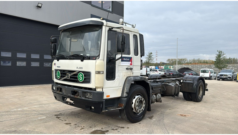 Volvo FL 220 (FULL STEEL SUSP. / 10 BOLTS / 18 TONS / VERY CLEAN CHASSIS !!! / CHASSIS 5.50M LENGHT) - Камион со кабинска шасија: слика 1 Volvo FL 220 (FULL STEEL SUSP. / 10 BOLTS / 18 TONS / VERY CLEAN CHASSIS !!! / CHASSIS 5.50M LENGHT) - Камион со кабинска шасија: слика 1
