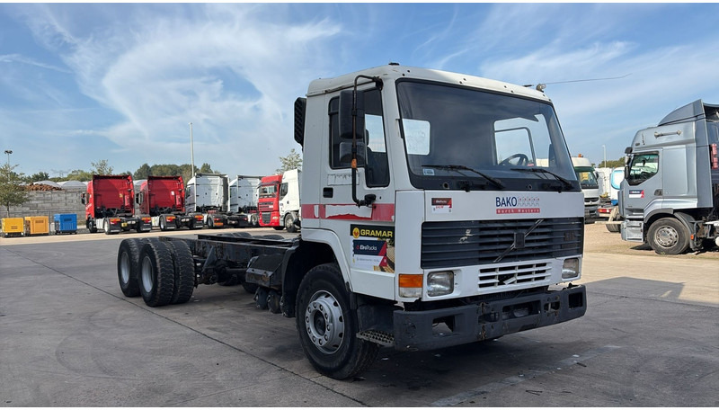 Volvo FL 7 (6X4 / LAMES / POMPE MANUELLE / MANUAL PUMP / STEEL SUSP.) - Камион со кабинска шасија: слика 3 Volvo FL 7 (6X4 / LAMES / POMPE MANUELLE / MANUAL PUMP / STEEL SUSP.) - Камион со кабинска шасија: слика 3