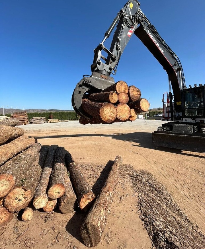 Hyundai R220 Log Grapple - Фаќалка: слика 2 Hyundai R220 Log Grapple - Фаќалка: слика 2