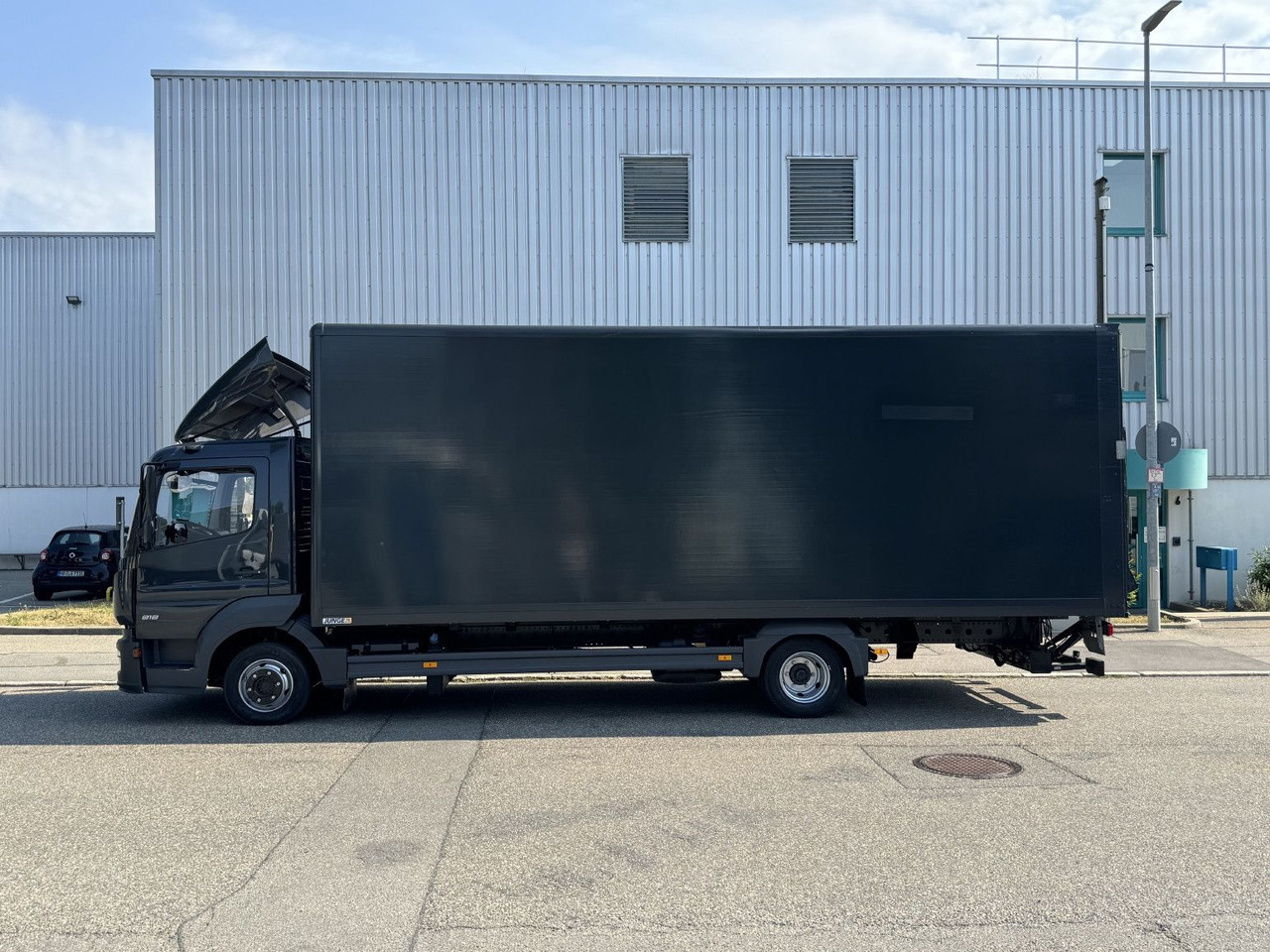 Mercedes-Benz Atego 818L Koffer 7,3m LBW Klima Automatik - Комбе фургон: слика 4 Mercedes-Benz Atego 818L Koffer 7,3m LBW Klima Automatik - Комбе фургон: слика 4