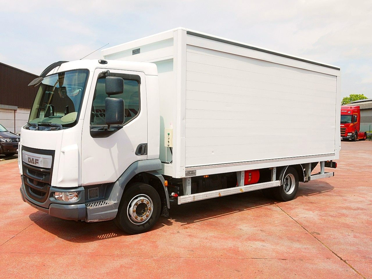 DAF LF 180 12 GETRANKENWAGEN LBW LUFT - Камион за пијалоци: слика 4 DAF LF 180 12 GETRANKENWAGEN LBW LUFT - Камион за пијалоци: слика 4