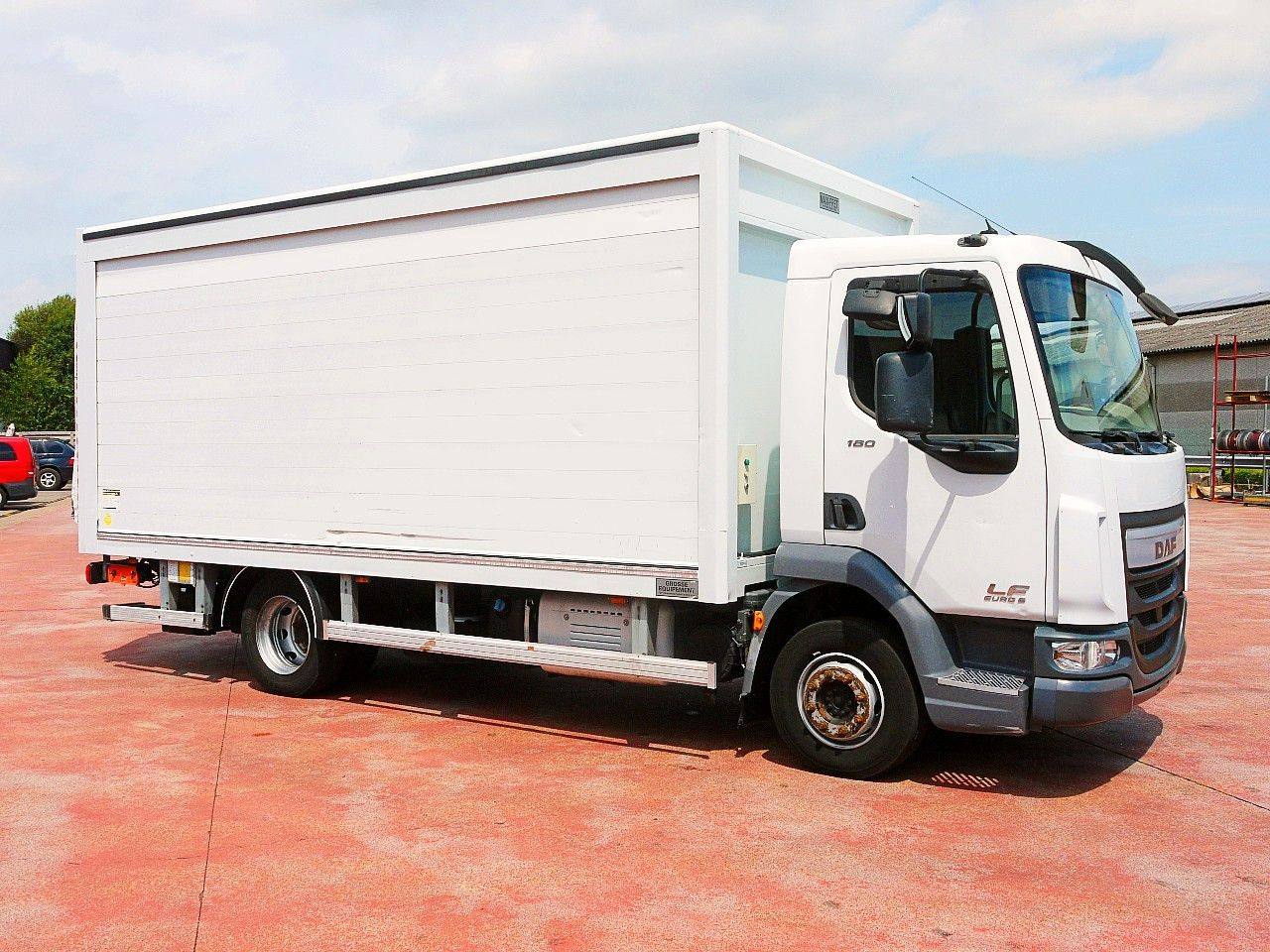 DAF LF 180 12 GETRANKENWAGEN LBW LUFT - Камион за пијалоци: слика 3 DAF LF 180 12 GETRANKENWAGEN LBW LUFT - Камион за пијалоци: слика 3