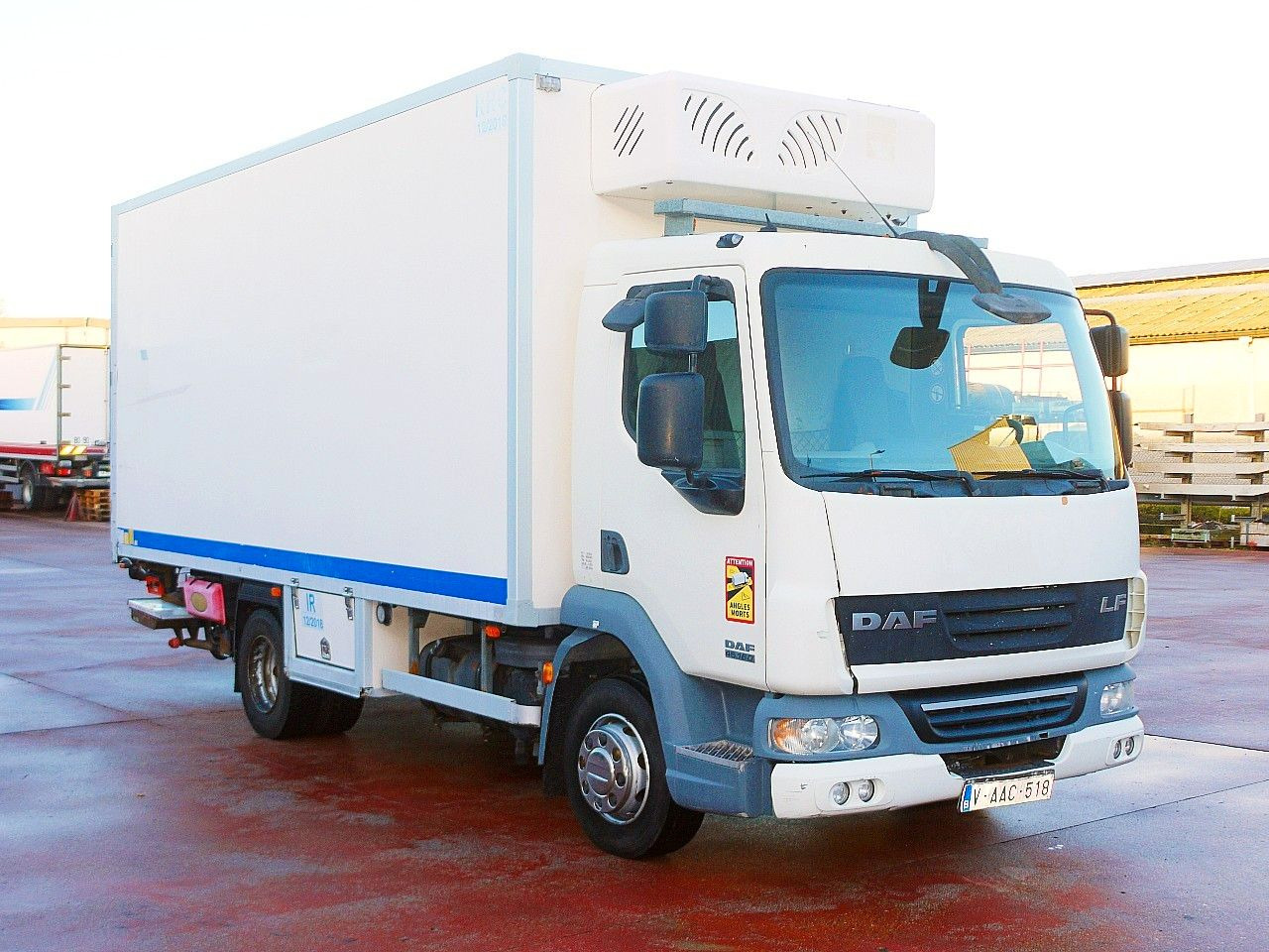 DAF LF 45.160 ISOTHERM KOFFER LADEBORDWAND - Камион ладилник: слика 2 DAF LF 45.160 ISOTHERM KOFFER LADEBORDWAND - Камион ладилник: слика 2