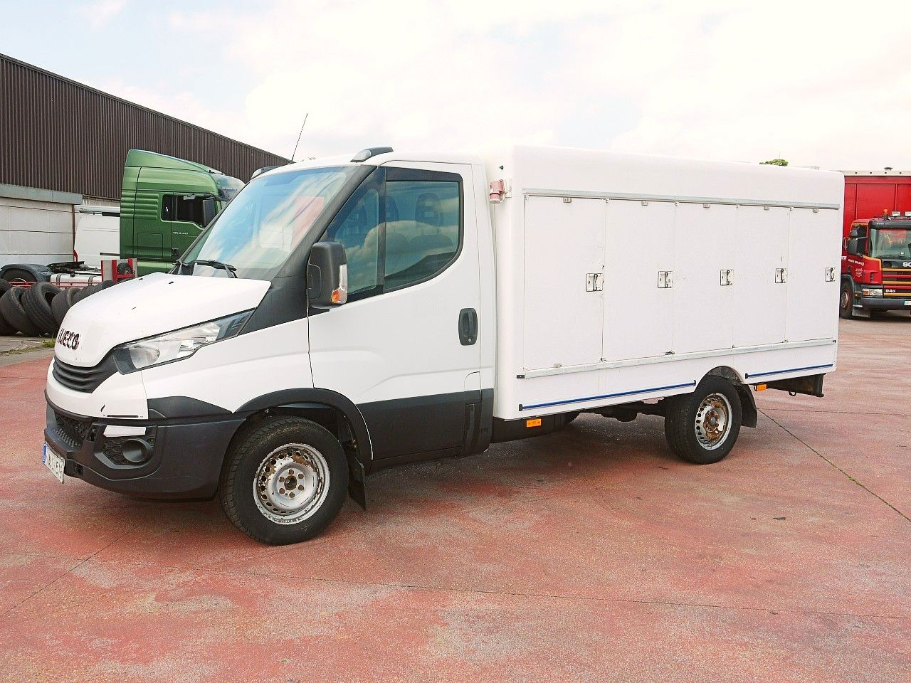 Iveco 35S12 DAILY ISOTHERM KOFFER 5 TURIG / AIRCO - Комбе ладилник: слика 4 Iveco 35S12 DAILY ISOTHERM KOFFER 5 TURIG / AIRCO - Комбе ладилник: слика 4