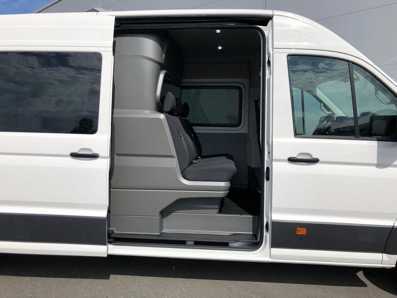 Volkswagen Crafter MIXTO 35 L4H3 KAMERA KLIMA SITZHZ DAB - Товарно комбе, Комби со двојна кабина: слика 2 Volkswagen Crafter MIXTO 35 L4H3 KAMERA KLIMA SITZHZ DAB - Товарно комбе, Комби со двојна кабина: слика 2