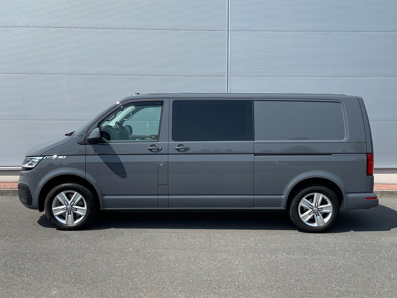 Товарно комбе Volkswagen T6.1 Transporter lang 4M LED BEAR LOCK KAM DAB: слика 6