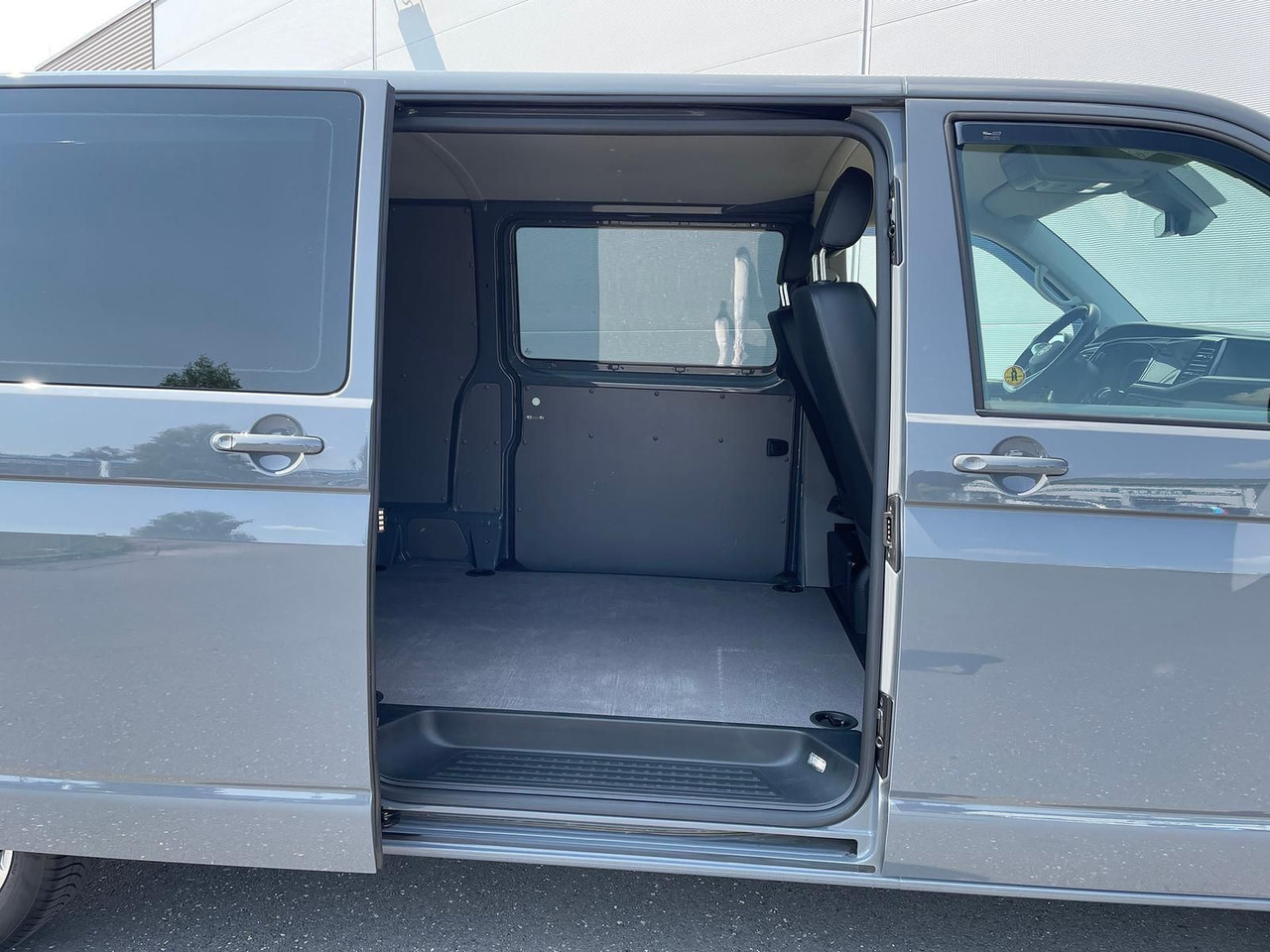 Товарно комбе Volkswagen T6.1 Transporter lang 4M LED BEAR LOCK KAM DAB: слика 9