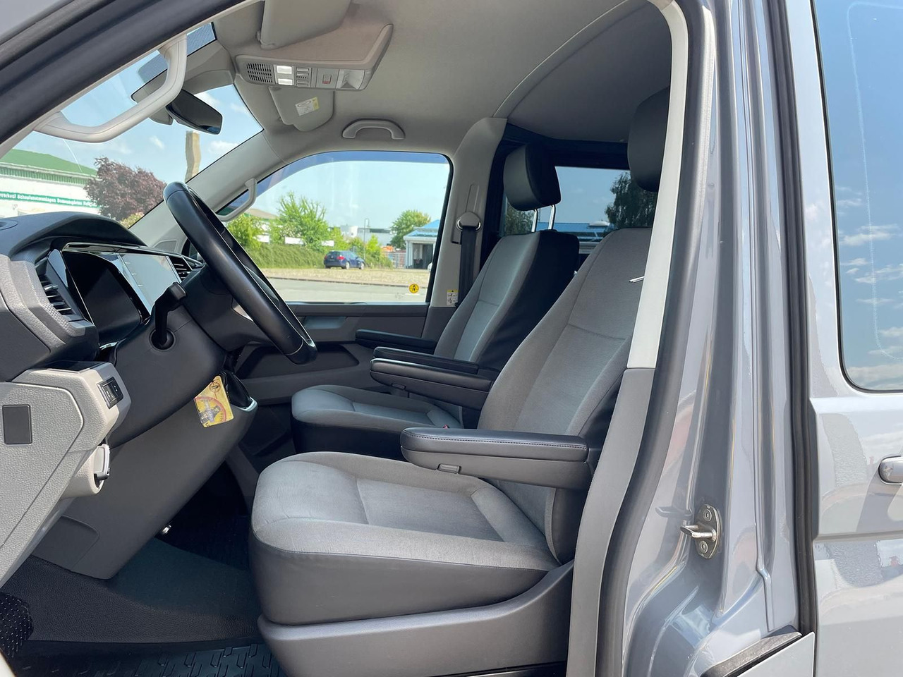 Товарно комбе Volkswagen T6.1 Transporter lang 4M LED BEAR LOCK KAM DAB: слика 13