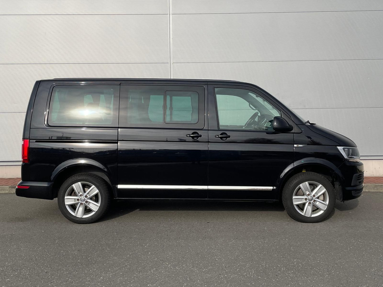 Volkswagen T6 Multivan Comfortline 4M AHK STANDHZ SITZH DAB - Минибус, Патничко комбе: слика 5 Volkswagen T6 Multivan Comfortline 4M AHK STANDHZ SITZH DAB - Минибус, Патничко комбе: слика 5