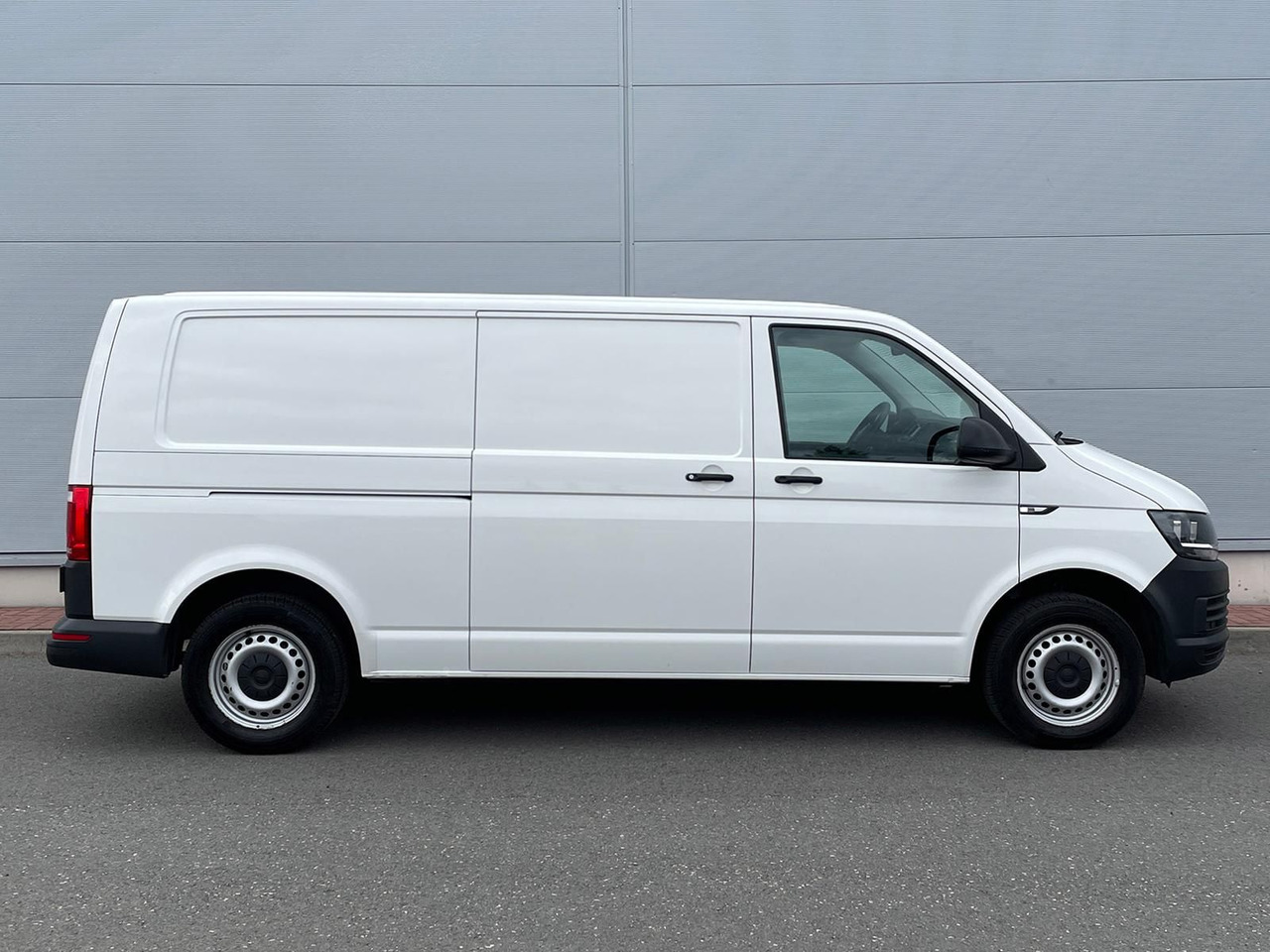 Volkswagen T6 Transporter 2.0 TDI PDC KLIMA - Патничко комбе: слика 5 Volkswagen T6 Transporter 2.0 TDI PDC KLIMA - Патничко комбе: слика 5