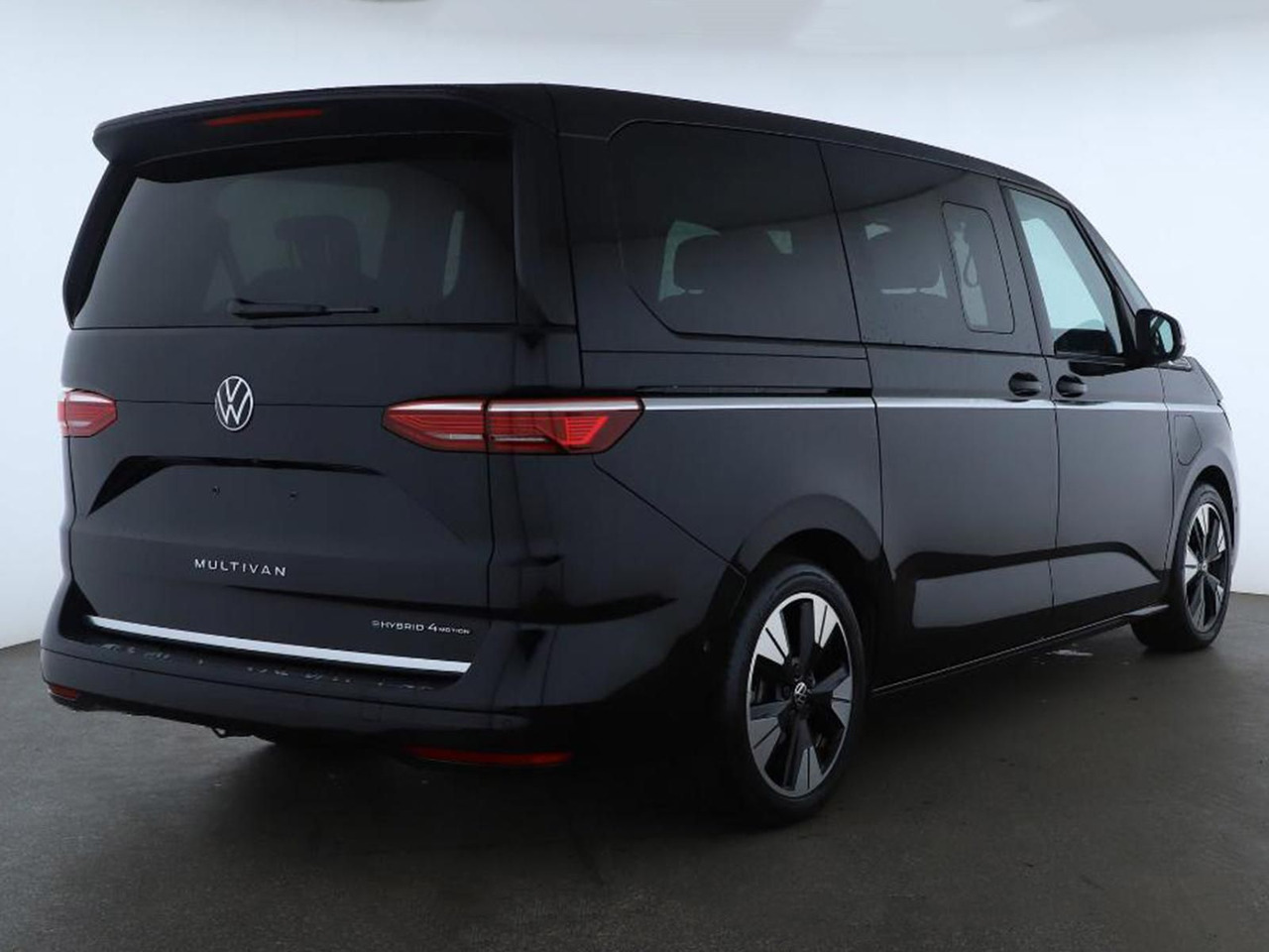 Volkswagen T7 Multivan Style eHybrid LR 4MOTION AHK ACC - Минибус, Патничко комбе: слика 2 Volkswagen T7 Multivan Style eHybrid LR 4MOTION AHK ACC - Минибус, Патничко комбе: слика 2