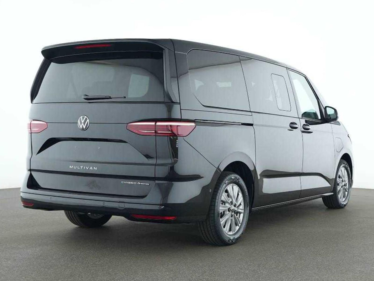 Volkswagen T7 Multivan eHybrid lang 4MOTION NAVI AHK ACC - Минибус, Патничко комбе: слика 2 Volkswagen T7 Multivan eHybrid lang 4MOTION NAVI AHK ACC - Минибус, Патничко комбе: слика 2