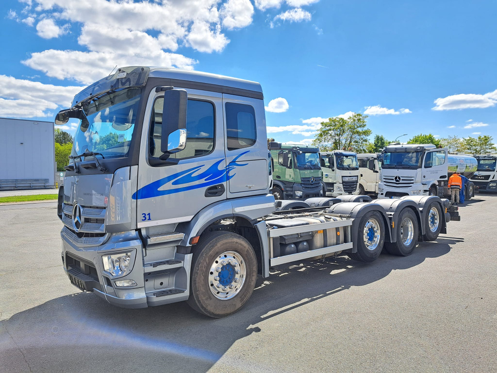 Mercedes Benz Actros 3243 8x2  1,2 & 4 Lenkachse, 2 & 4 Liftbar(Nr. 6051) - Камион со кабинска шасија: слика 3 Mercedes Benz Actros 3243 8x2  1,2 & 4 Lenkachse, 2 & 4 Liftbar(Nr. 6051) - Камион со кабинска шасија: слика 3