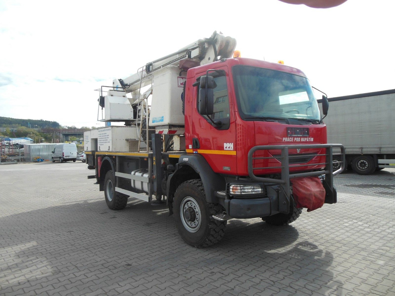 Renault MIDLUM 220.14,4X4,HUBARBEITBÜHNE 16,5M, ISOLIERT - Камион со подигачка кошница: слика 4 Renault MIDLUM 220.14,4X4,HUBARBEITBÜHNE 16,5M, ISOLIERT - Камион со подигачка кошница: слика 4