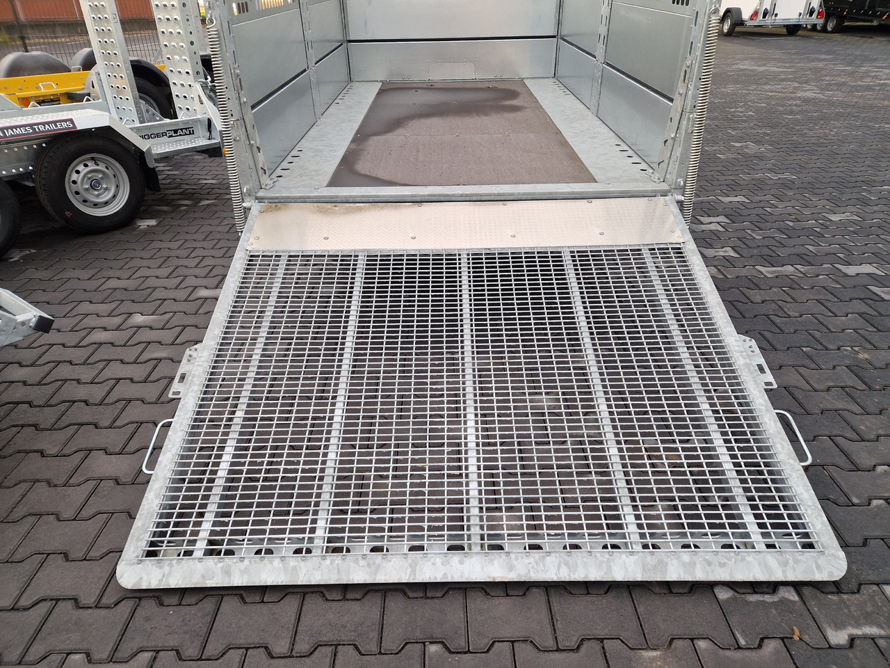 Brian James Trailer Connect 310x188cm black Premium Greenkeeper Alufelgen Tandem 10" 3000kg - Приколка платформа: слика 4 Brian James Trailer Connect 310x188cm black Premium Greenkeeper Alufelgen Tandem 10" 3000kg - Приколка платформа: слика 4