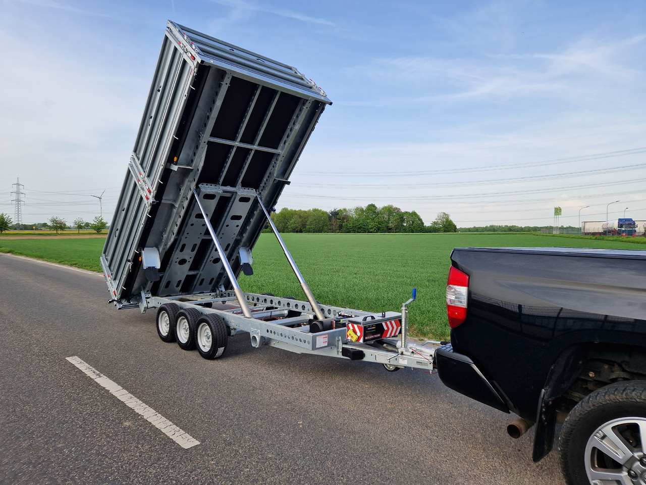 Brian James Trailer Tipper 526-4020 400x200x100cm Aufsatz elek. blackline LED Tridem 3500kg Aktion - Кипер приколка: слика 4 Brian James Trailer Tipper 526-4020 400x200x100cm Aufsatz elek. blackline LED Tridem 3500kg Aktion - Кипер приколка: слика 4